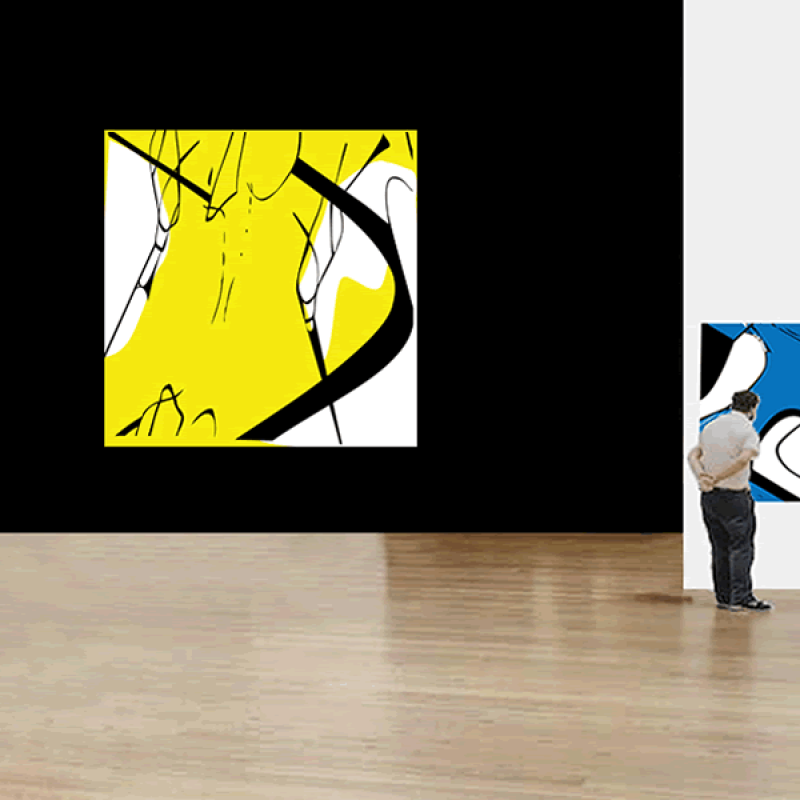 Expositeruimte met grote muren waarop kleurrijke schilderijen op diamantglas getoond worden