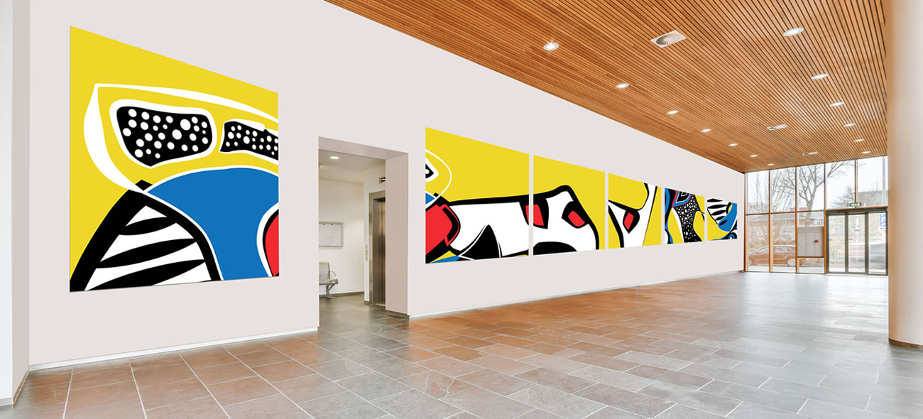 Non-figuratieve compositie getiteld ‘CHAOS’ met organische en geometrische patronen in felle kleuren op geel vlak. Concept is geplaatst in grote hal.