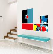 Abstracte modulaire kunstpanelen met felle kleuren en organische vormen aan muur in eigentijds interieur.