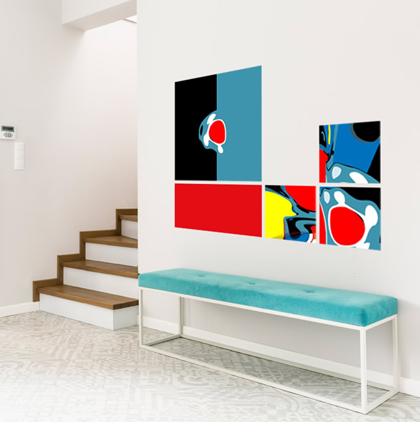 Abstracte modulaire kunstpanelen met felle kleuren en organische vormen aan muur in eigentijds interieur.