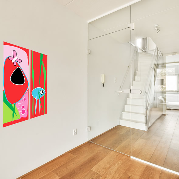 Kleurrijke decoratieve abstracte popart schilderijen op plexiglas, met expressieve lijnen en speelse vormen, zoals bloemen, vlinders en fantasie dieren, in de kleuren rood, roze, groen en blauw.