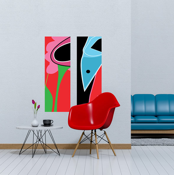 Twee abstracte popart schilderijen in felle kleuren aan de muur, karakteristiek door krachtige lijnen, briljante kleurvlakken en moderne, minimalistische composities vam bloemen en vissen.
