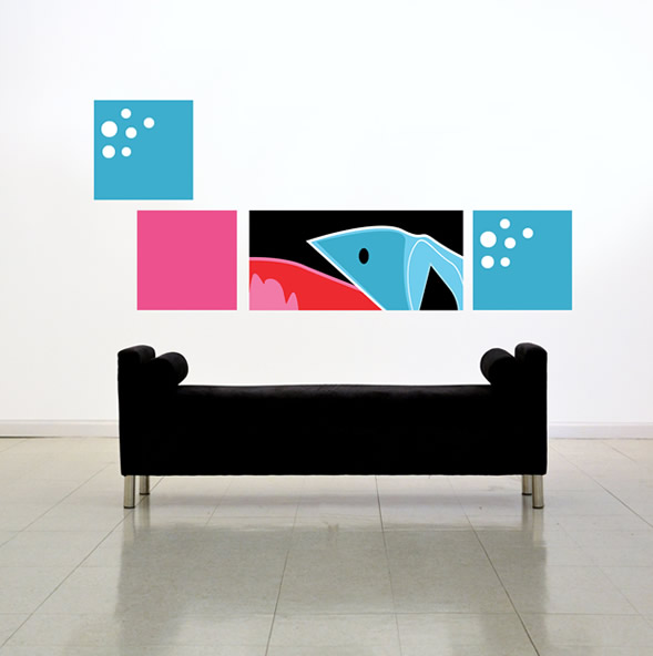 Centraal bevindt zich een herkenbare vis, abstract weergegeven met strakke lijnen in lichtblauw en wit, op een krachtige zwarte achtergrond. Vierluik in roze, turqoise en zwart.