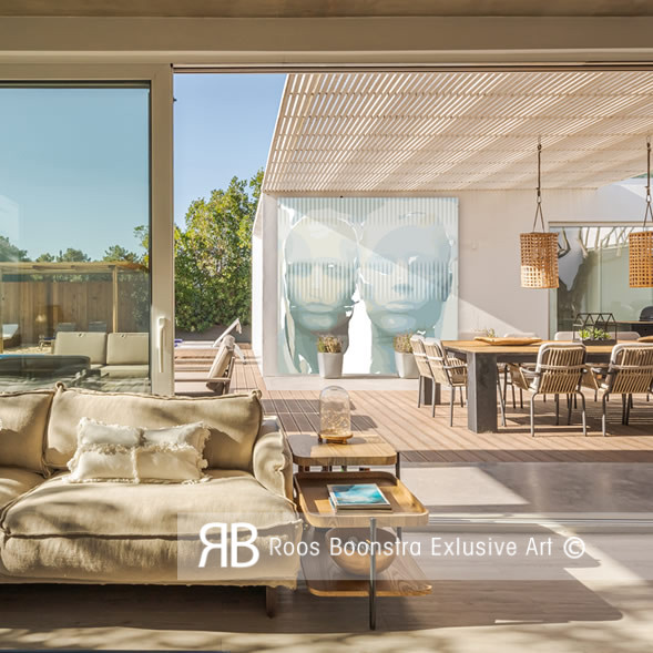 Indrukwekkend schilderij op hoogwaardig acrylaat dat gevangenschap uitbeeldt Het werk hangt in een groot overdekt terras.