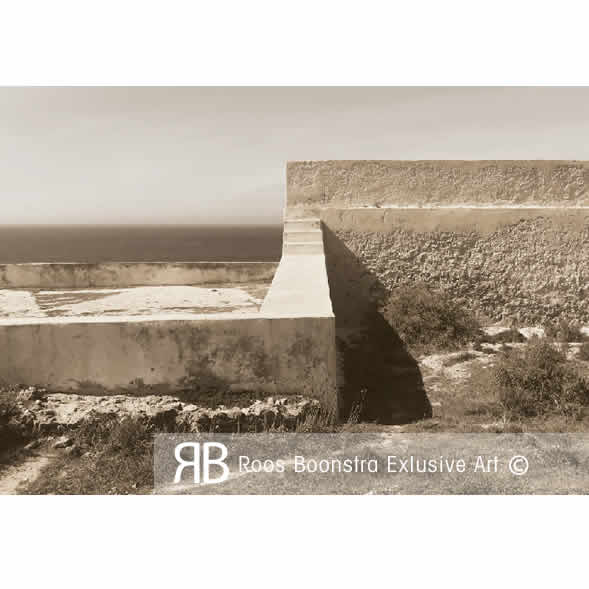 Abstract kunstwerk detail met geometrische vormen, ruwe textuur en uitzicht op zee, exclusieve fotografie.