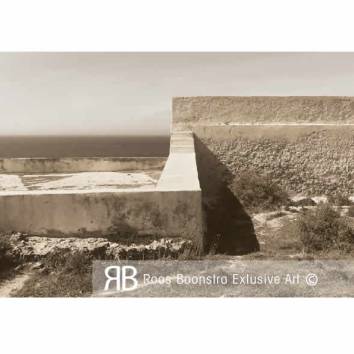 Thumbnail Abstract kunstwerk detail met geometrische vormen, ruwe textuur en uitzicht op zee, exclusieve fotografie.