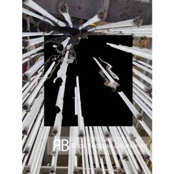 Thumbnail Gefotografeerde witte buislampen in ritmische opstelling, bewerkt naar abstract. Briljant licht en schaduw, fineart schilderij.