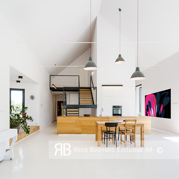 Gestileerde bloemen in roze, blauw en zwart, expressief kunstwerk met krachtige kleurvlakken  